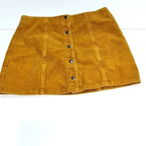 Corduroy Mini Skirt (Forever 21) Snap up front Winter closet staple ❤️ - Picture 1 of 4